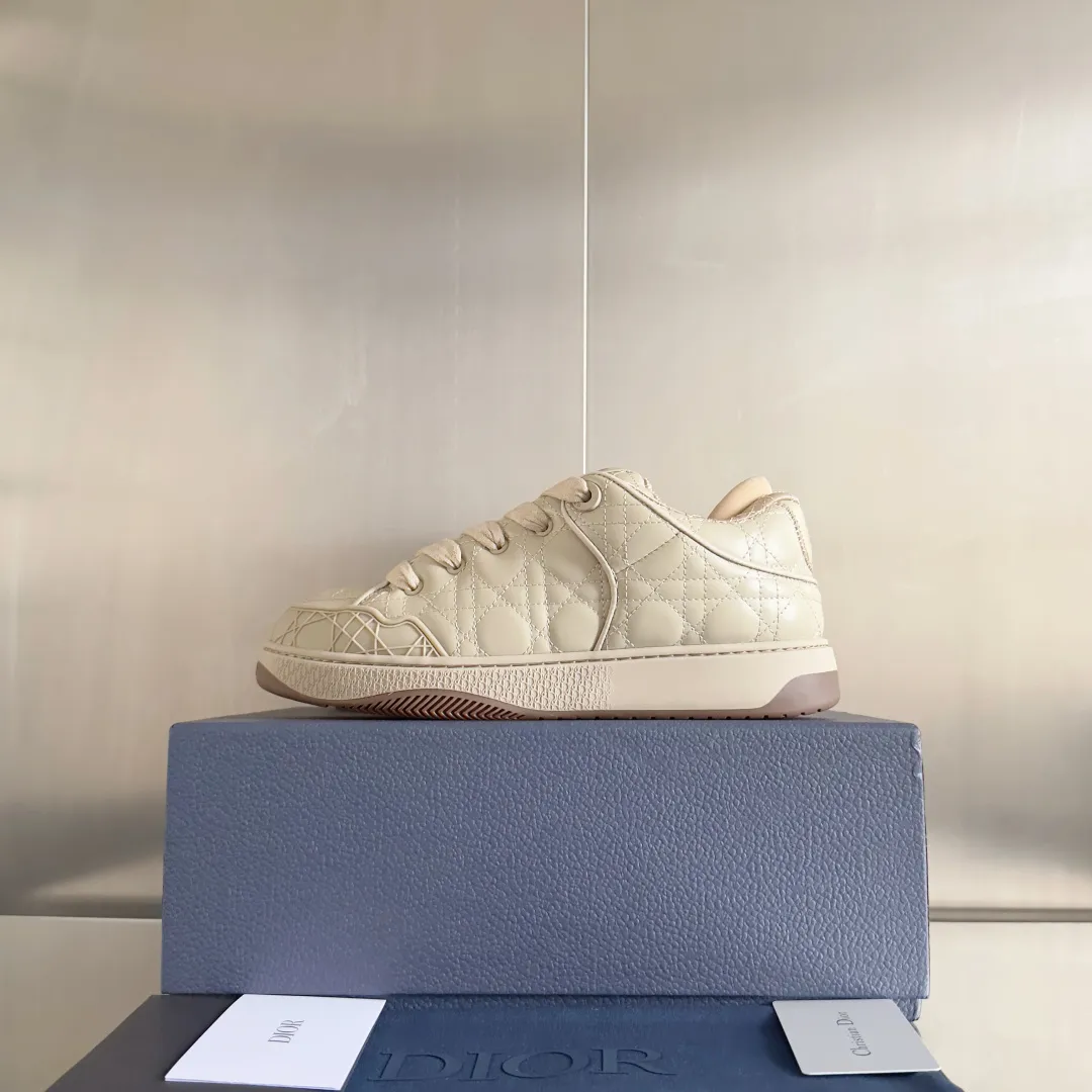 [DIOR] P: 820💰 Men's 39-44. (Male 38. 45. Customized) Dior Dior B9S series top version bread shoes casual sports shoes skate shoes original purchase development and production This new B9S skateboard sneakers are inspired by skateboarding and Dior's high-order spirit. Crafted from navy blue cotton tweed, the classic cannage pattern is reinterpreted with grained calfskin details in homage to Dior's savoir-faire. Padded tongue and technical fabric leg provide ideal comfort. Iconic details abound throughout the design, such as the Dior signature on the heel and tongue, cannage-patterned panels, and the rubber Dior Charm signature on the side inspired by the Dior logo. The rubber soles engraved with Oblique printing with a gradient effect are more refined and can add a high-end temperament to various looks. Exquisite packaging at the delivery counter🛍📦 ▪️Fabric: Original customized first-layer cowhide + tweed ▪️Inner lining: Customized breathable lining ▪️Outsole: Original open-molded anti-slip TPU material ▪️Sole thickness: 3.5CM.